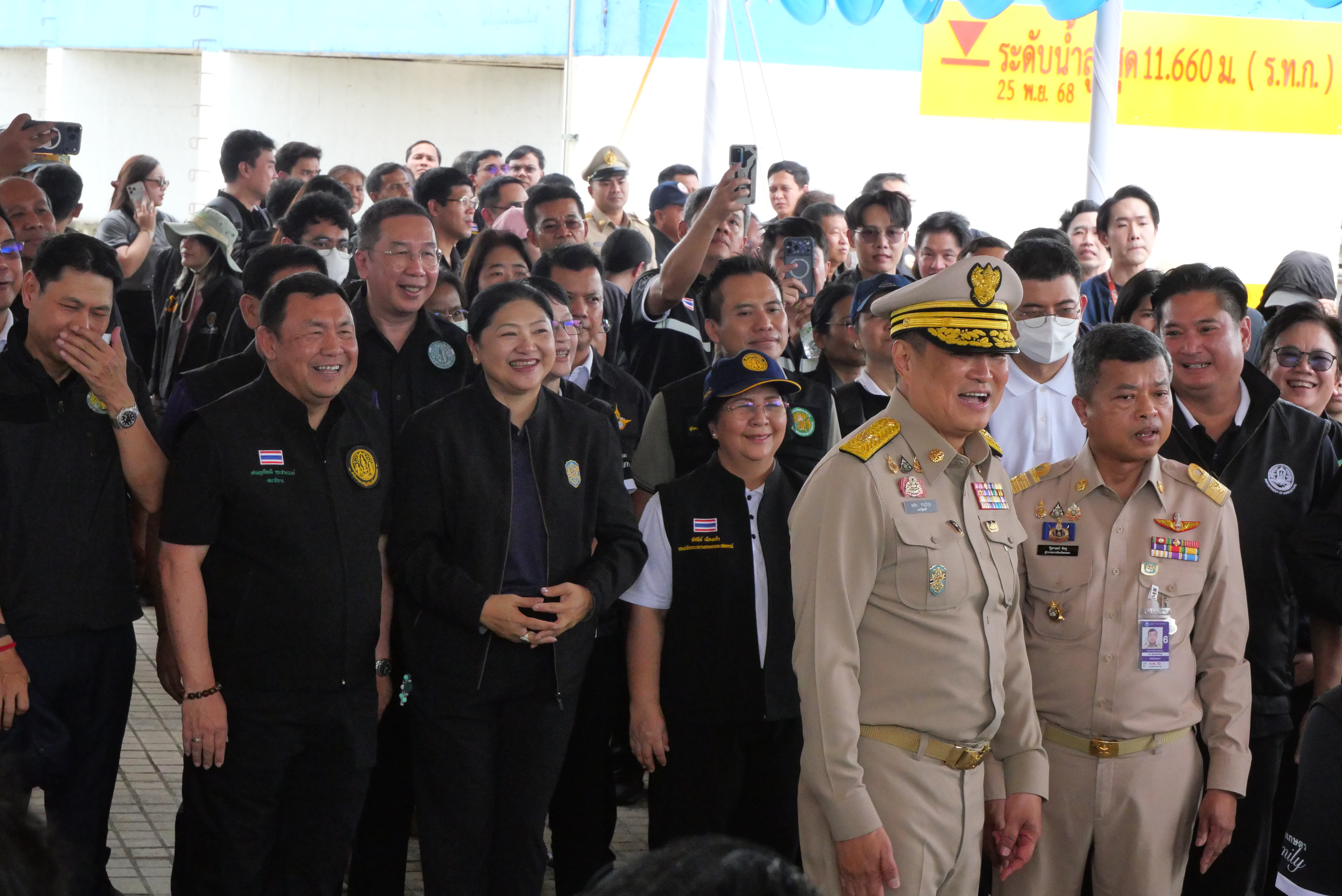 title - เลขาธิการ ส.ป.ก. พร้อมคณะ ร่วมลงพื้นที่กับคณะนายกรัฐมนตรี ติดตามการบริหารจัดการน้ำ เพิ่มศักยภาพระบายน้ำ ลดเสี่ยงน้ำท่วมหาดใหญ่ 